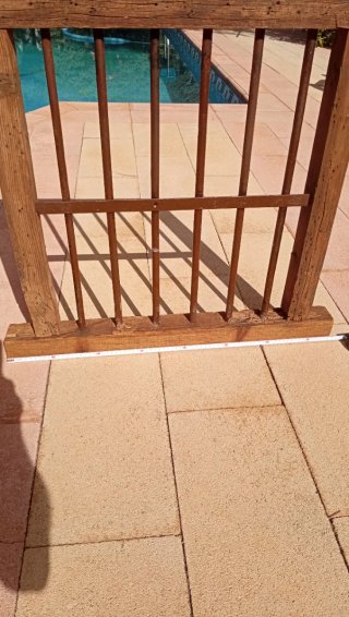 Ventana rústica con reja de madera y metal
