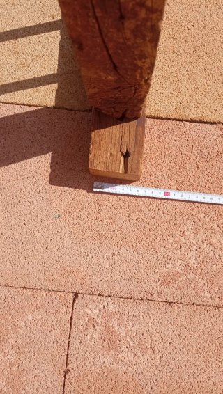 Ventana rústica con reja de madera y metal