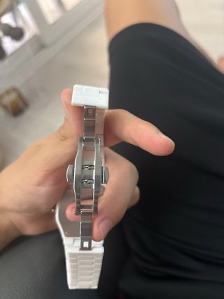 Reloj blanco minimalista