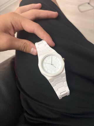 Reloj blanco minimalista