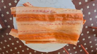 Tende arancioni con righe rosse e dorate