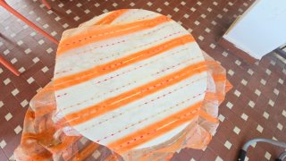 Tende arancioni con righe rosse e dorate