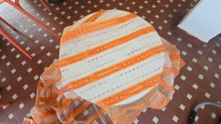 Tende arancioni con righe rosse e dorate