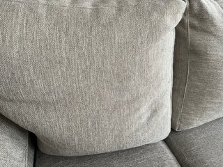Sofá beige y gris de tela