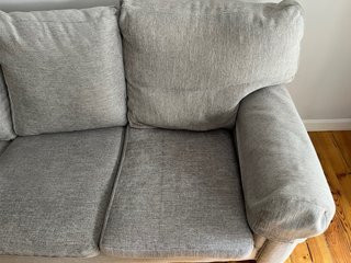 Sofá beige y gris de tela