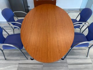 Mesa de reuniones ovalada ( en Nervión)