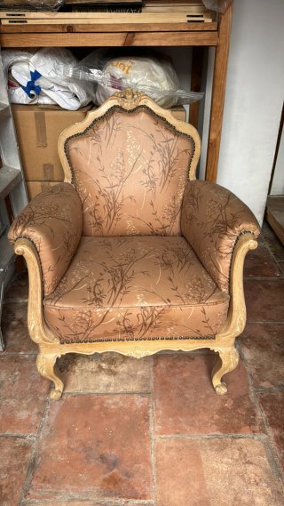 Sillón antiguo tapizado floral