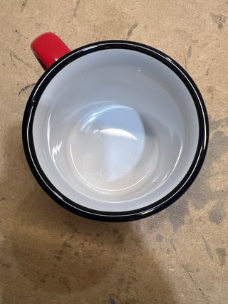 Taza de cerámica roja con borde negro