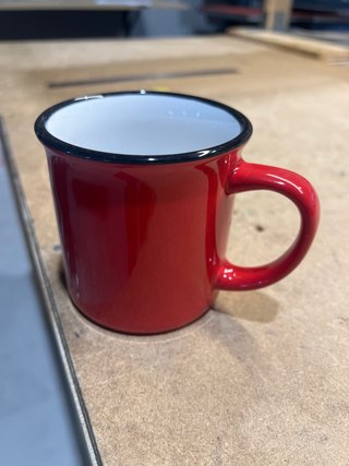 Taza de cerámica roja con borde negro