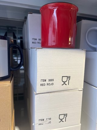 Taza de cerámica roja con borde negro