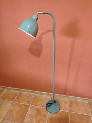 Lámpara de pie IKEA Rodflik verde grisaceo