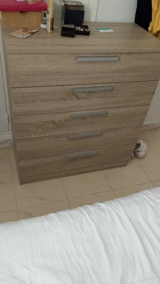 Cómoda de madera y metal seminueva