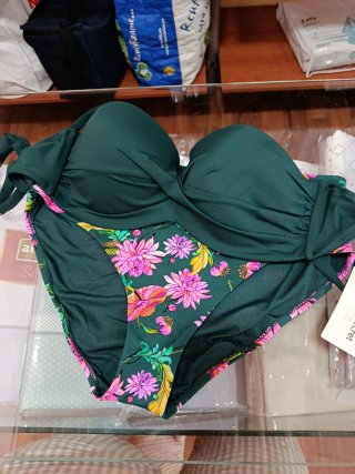 Bikini verde con estampado floral