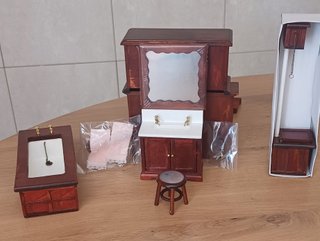 Set di mobili in legno per casa delle bambole