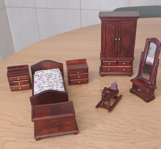 Set di mobili in legno per casa delle bambole