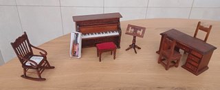 Set di mobili in legno per casa delle bambole