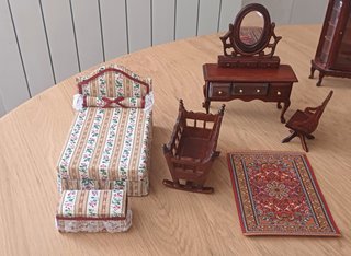 Set di mobili in legno per casa delle bambole