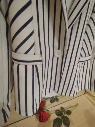 BLAZER DE RAYAS BLANCO Y AZUL