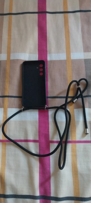 Funda móvil negra con cuerda de marca Samsung.