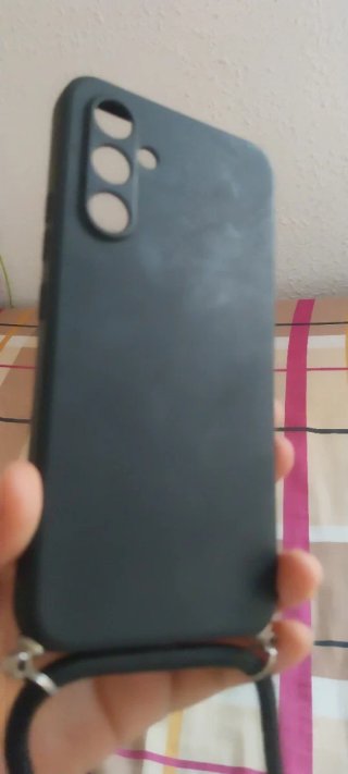 Funda móvil negra con cuerda de marca Samsung.