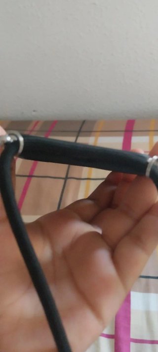 Funda móvil negra con cuerda de marca Samsung.