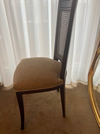 Mesa redonda de madera con 6 sillas