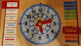 Reloj calendario Goula madera iniciación al alemán