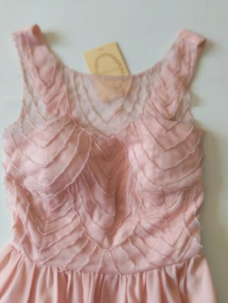Vestido rosa corto con pedrería