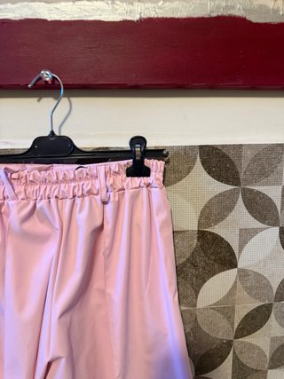 Pantaloni rosa a gamba larga