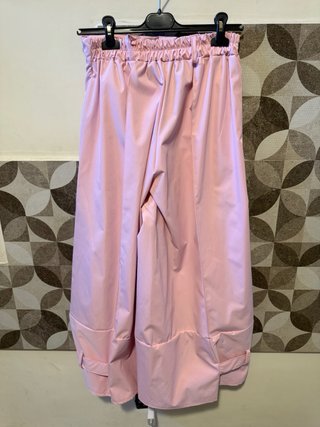 Pantaloni rosa a gamba larga
