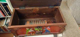 Baúl de madera tallada y policromada