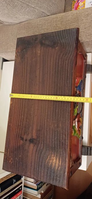 Baúl de madera tallada y policromada