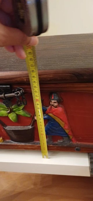 Baúl de madera tallada y policromada