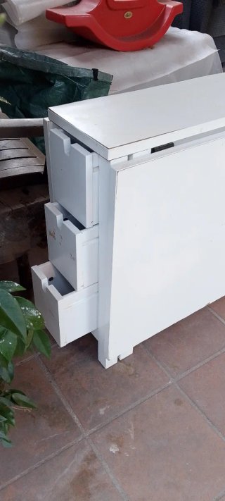 Mesa auxiliar con cajones blanca