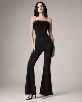 Mono negro strapless con plumas