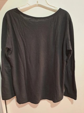 Camiseta negra con labios rojos