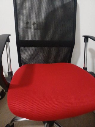 Silla de oficina ergonómica roja y negra