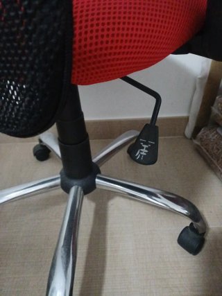 Silla de oficina ergonómica roja y negra