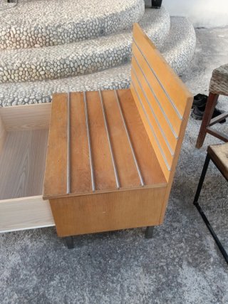 Mueble de madera con cajón