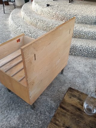 Mueble de madera con cajón