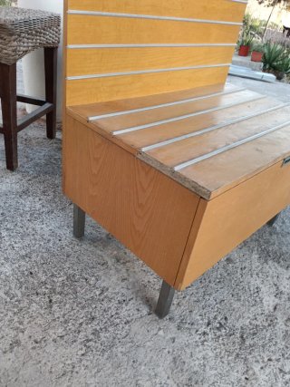 Mueble de madera con cajón