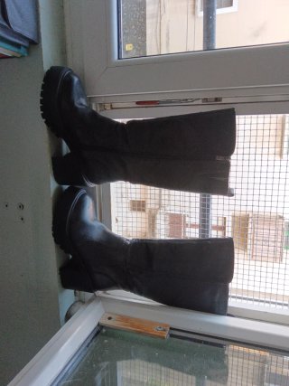Botas altas negras.