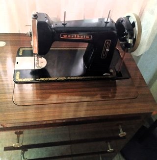 MÁQUINA DE COSER ANTIGUA "WERTHEIM"