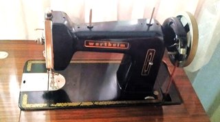 MÁQUINA DE COSER ANTIGUA "WERTHEIM"
