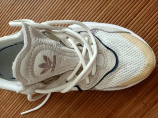 Deportivas Adidas Beige y Blancas