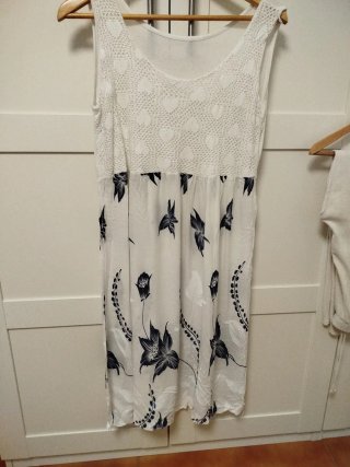 2 Vestidos blanco y floral en azul y otro en amari