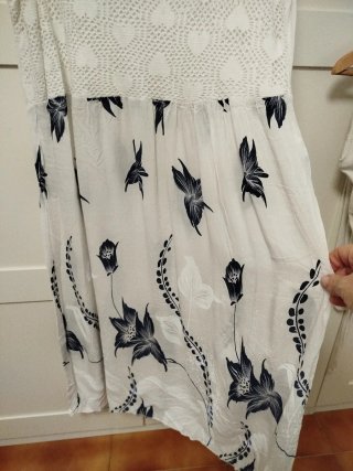 2 Vestidos blanco y floral en azul y otro en amari