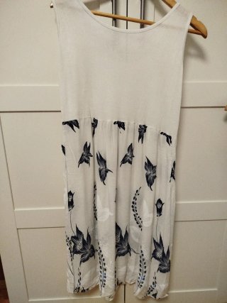 2 Vestidos blanco y floral en azul y otro en amari