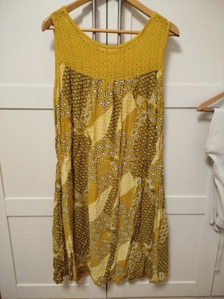 2 Vestidos blanco y floral en azul y otro en amari
