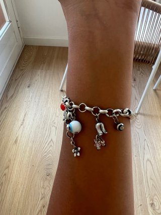Pulsera plateada con charms